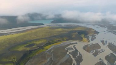 İzlanda 'daki buzul nehir manzarasının çarpıcı hava manzarası