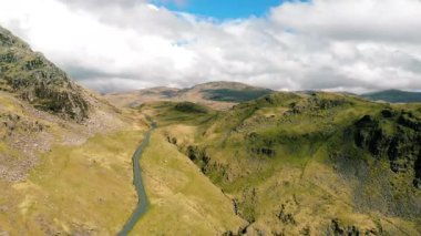 Dağlardaki sakin bir nehrin nefes kesici görüntüsü.