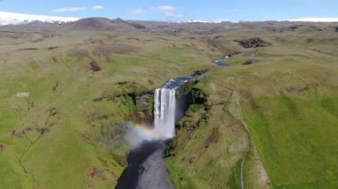 İzlanda 'daki Seljalandsfoss şelalesinin güzelliğini tecrübe edin.