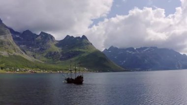 Norveç 'te bir gemi ve yükselen kartalla sakin bir gölde macera