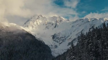 Karla kaplı dağlar güneş ışığını çarpıcı manzara manzarasına yansıtır