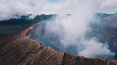 Volkanik bir kraterin çarpıcı manzarasını araştırıyorum.