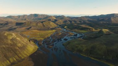 Uzak bir dağ bölgesindeki çarpıcı manzaraları keşfedin.