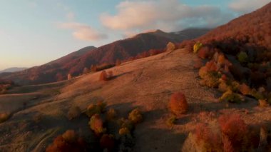 Güzel sonbahar manzarası dağlardan yansıyor.