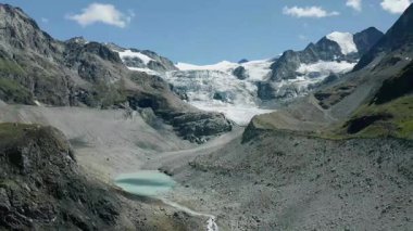 Dağlardaki çarpıcı buzulları keşfedin.