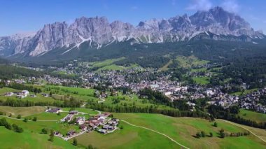 Alp köyü ve görkemli dağların çarpıcı hava manzarası
