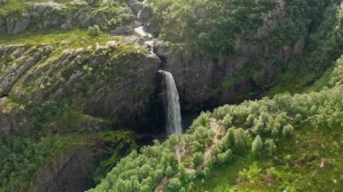 Bereketli Norveç manzarasında çarpıcı şelaleleri keşfetmek