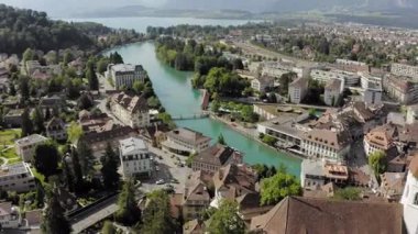 İsviçre 'de bir nehir kenti manzaralı.