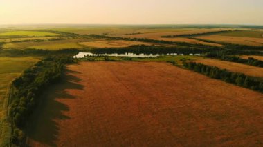 Gün batımında tarlaların ve nehrin manzarası