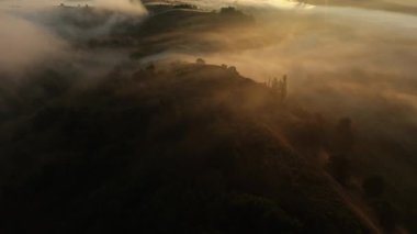 Sabahın erken saatlerinde sisli tepelerde güzel bir gün doğumu.
