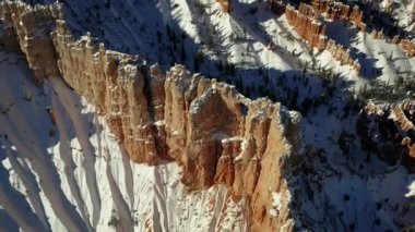 Bryce Kanyonu 'nun karla kaplı muhteşem hava manzarası.