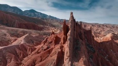 Uzak bir vadide çarpıcı kızıl kaya oluşumlarını keşfedin.