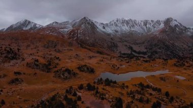 Doğadaki çarpıcı sonbahar dağlarını ve dingin gölleri keşfedin.