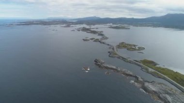 Norveç kıyı şeridindeki güzel kıyı manzaralarını araştırıyorum.