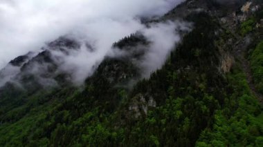 Sessiz bir sabah boyunca bulutlar dağların üzerinde döner.