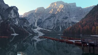 Sabah güneşinde tekneli manzaralı dağ gölü