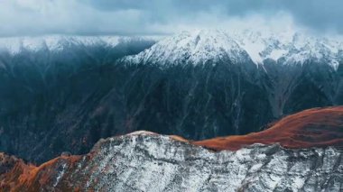 Kar ve sonbahar renkleriyle nefes kesici dağ manzaraları