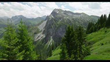 Dağ manzarası Alplerdeki doğanın güzelliğini yansıtır.