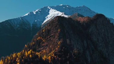 Sonbahar ışıltısında nefes kesici dağ manzarasına tanık olun.