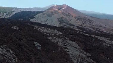 Yakın zamanda doğada meydana gelen bir patlamadan sonra volkanik araziyi araştırıyoruz.