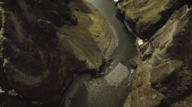 Nefes kesici kanyonları ve nehirleri keşfederek çarpıcı manzaraları keşfediyorlar.