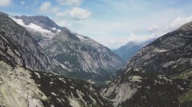 Görkemli dağ sıraları çarpıcı doğal güzellikleri gözler önüne seriyor.