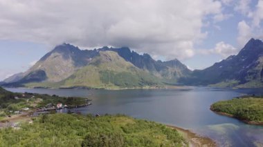 Norveç 'teki dağların ve suyun manzarası
