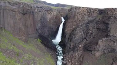 İzlanda 'daki kayalık kayalıklardan şelale gibi dökülüyor.
