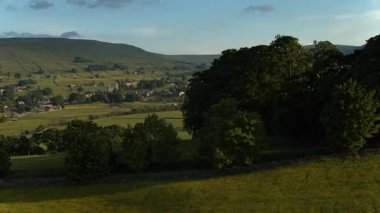 Gün batımında yuvarlanan tepelerin güzel kırsal manzarası