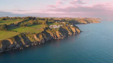 Gün batımında kayalıklarda çarpıcı bir kıyı manzarası