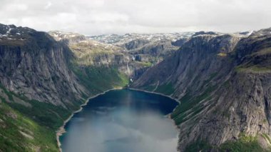 Dağlarla çevrili bir Norveç fiyordunun çarpıcı manzarası