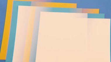 Yaratıcı düzende soyut şekiller ve renkler harmanlanır