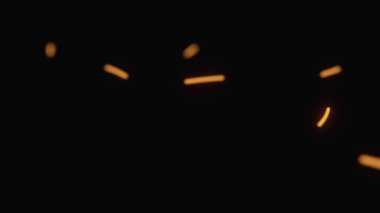 Soyut turuncu tasarımlar koyu arkaplanda ortaya çıkıyor