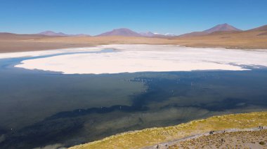 Mavi gökyüzünün altındaki büyüleyici Altiplano tuz gölünü keşfedin..