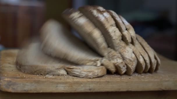 Fette di pane cadono sulla tavola — Video Stock