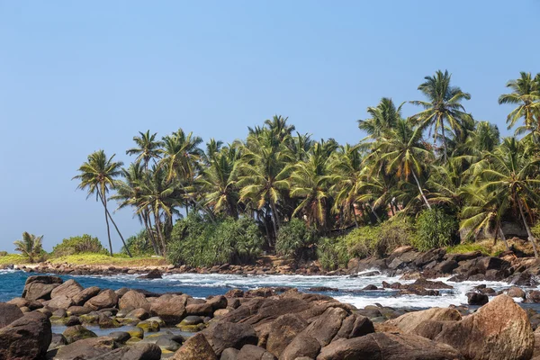 Paisaje playa tropical rocosa . — Foto de Stock