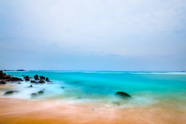 Paisagem praia tropical rochosa . — Fotografia de Stock