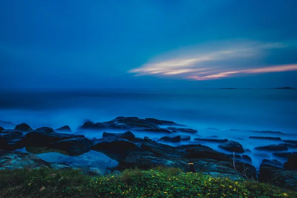 Landschap rotsachtige tropisch strand. — Stockfoto