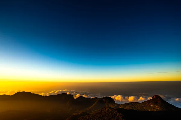 亚当峰山上的日出。斯里兰卡. — 图库照片