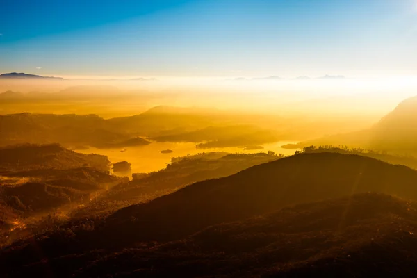 Lever de soleil sur le pic d'Adam de montagne. Sri Lanka . — Photo