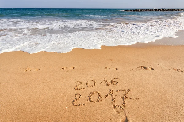 Uusi vuosi 2017 kirjaimet rannalla — kuvapankkivalokuva