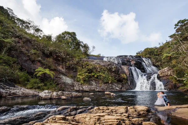 Feliz casal apaixonado na costa Bakers Falls — Fotografia de Stock