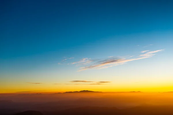 亚当斯峰山上的日出。斯里兰卡. — 图库照片