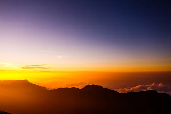 Lever de soleil sur la montagne Adams Peak. Sri Lanka . — Photo