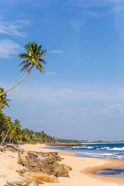 Paisagem praia tropical rochosa . — Fotografia de Stock