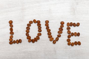 Kahve çekirdekleri, gıda arka plan ile aşk metin. Düz döşeme görünümü