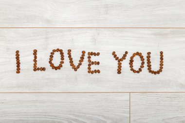 Kahve çekirdekleri, gıda arka plan ile aşk metin. Düz döşeme görünümü