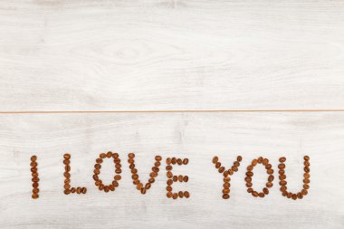 Kahve çekirdekleri, gıda arka plan ile aşk metin. Düz döşeme görünümü