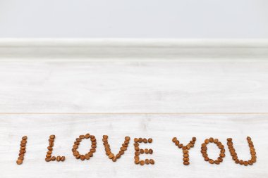 Kahve çekirdekleri, gıda arka plan ile aşk metin. Düz döşeme görünümü