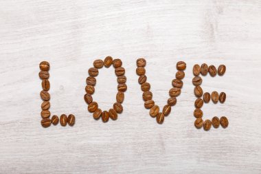 Kahve çekirdekleri, gıda arka plan ile aşk metin. Düz döşeme görünümü